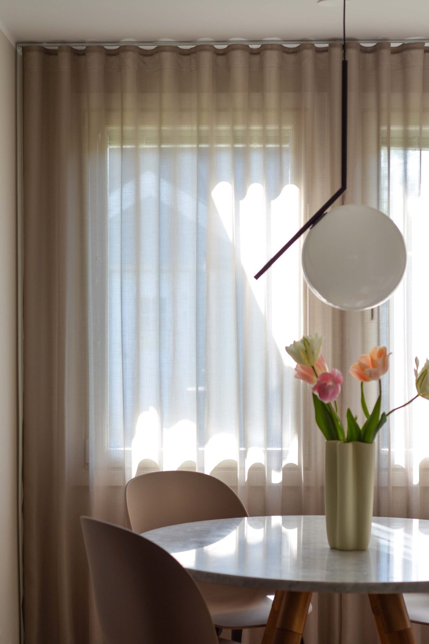 Beiga skira gardiner med waveuppsättning i ett matrum