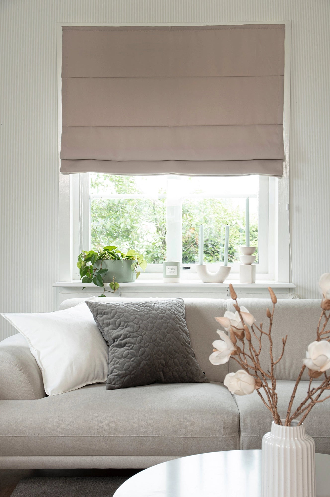 Mörkläggande beige hissgardin