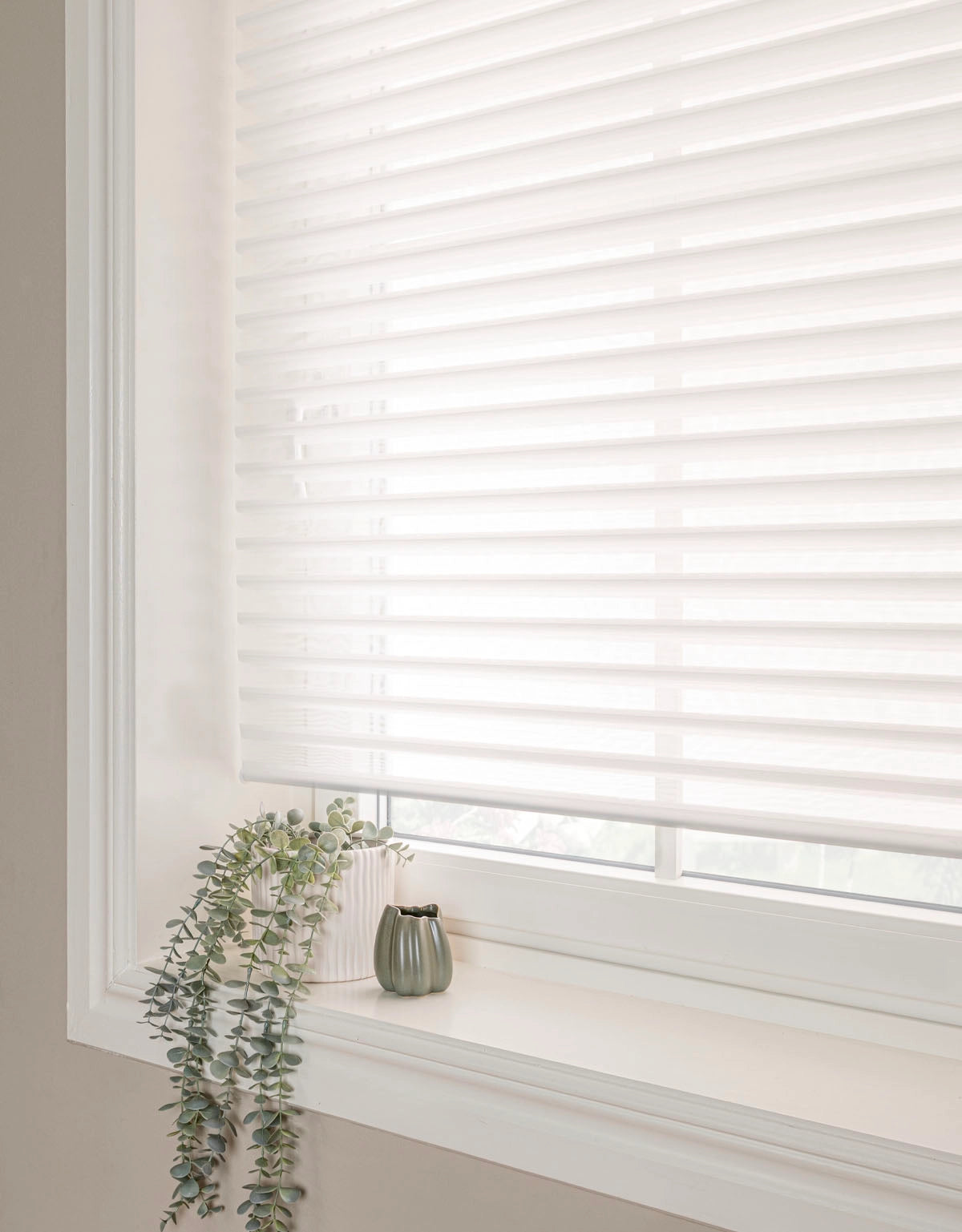 Rullgardin med textillameller i vitt