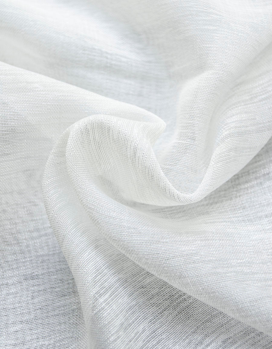 Närbild på vitt gardintyg med struktur