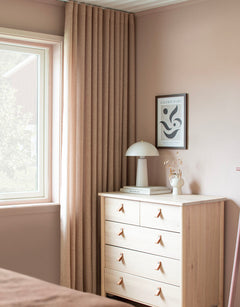 Beige gardin i linneblandning i beiget sovrum