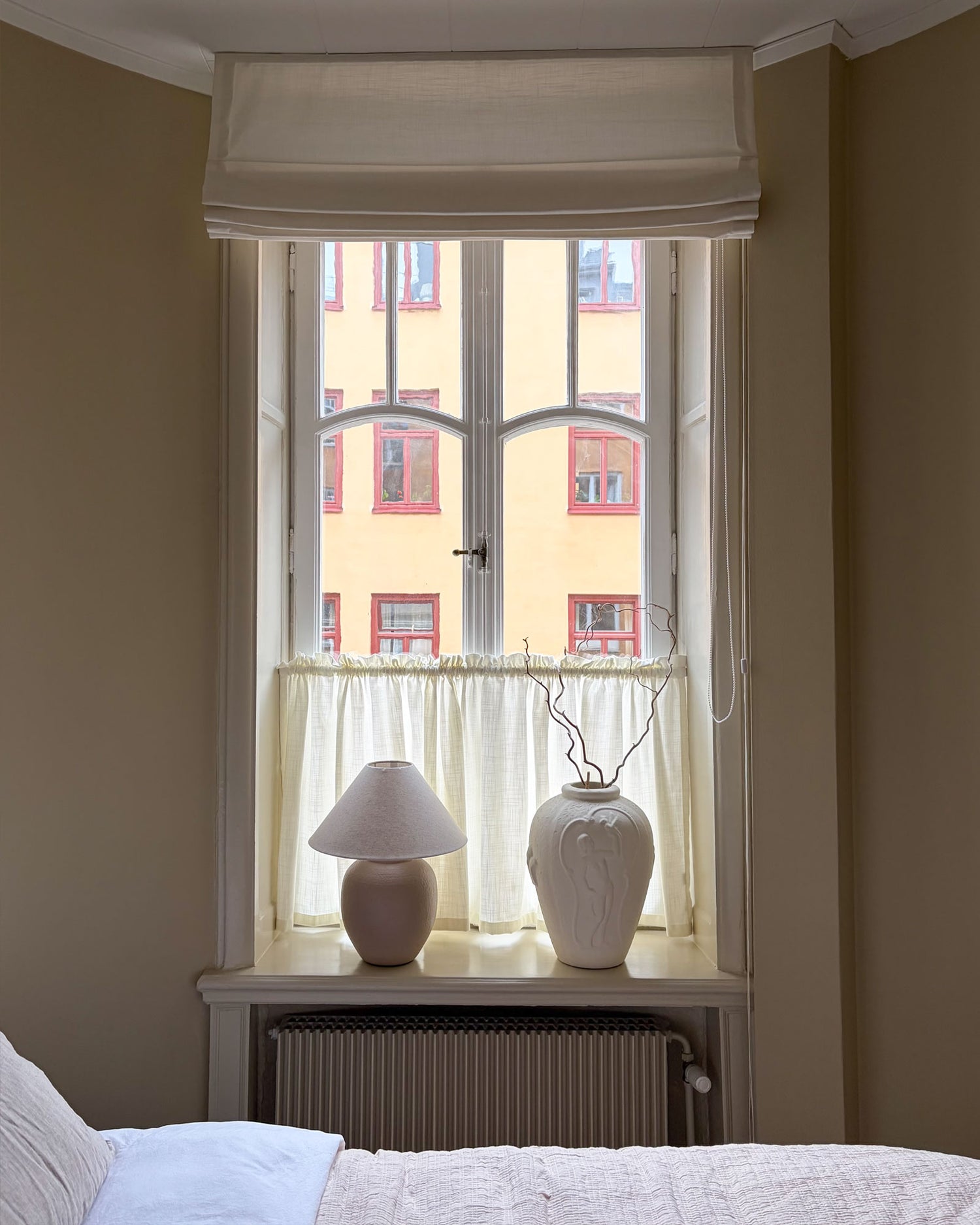 Cafégardin och matchande hissgardin i varmvit linneblandning