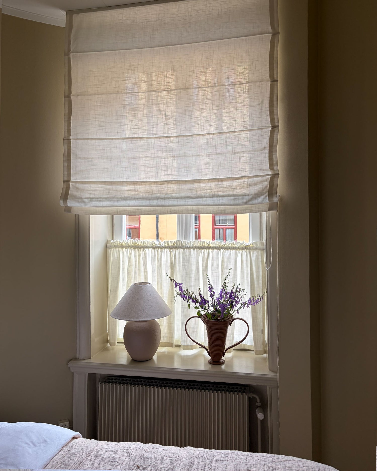 Cafégardin och matchande hissgardin i varmvit linneblandning