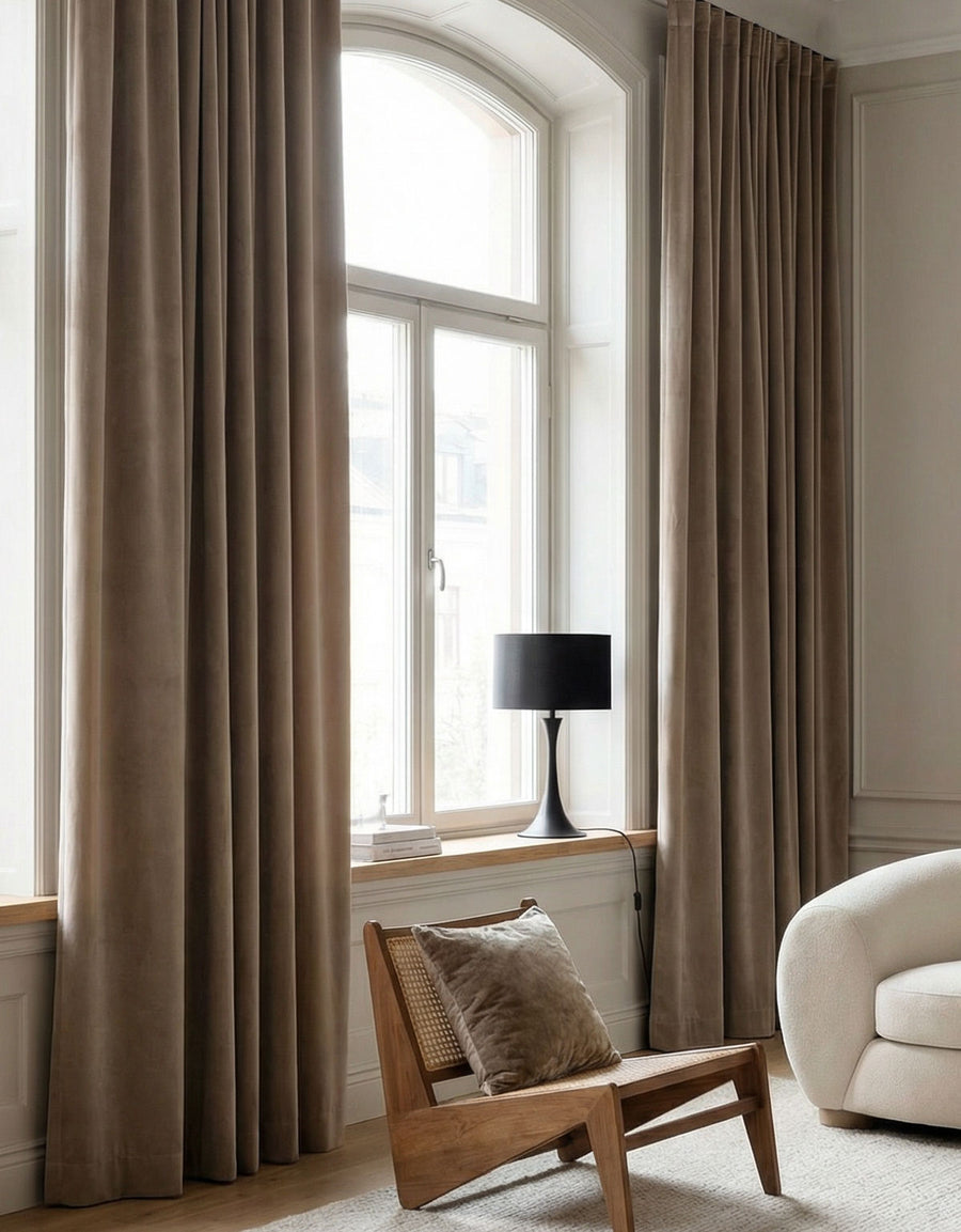 Beige sammetsgardin i sekelskifteslägenhet