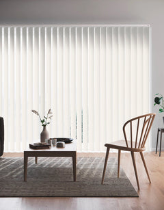 Beige mörkläggande lamellgardin