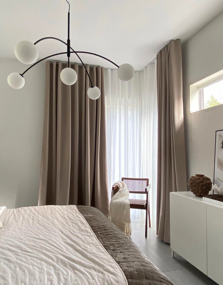 Flamskyddad gardin Hawick sand i ett hörnfönster