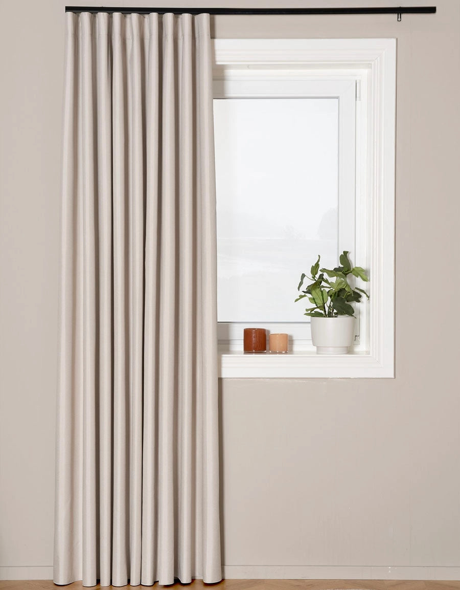 Beige mörkläggande gardin i dubbelbredd