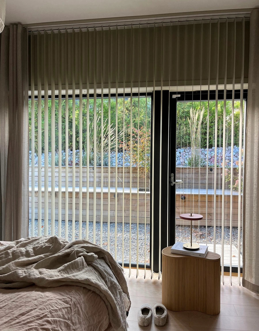 Mörkläggande lamellgardin, beige, i sovrum, öppen